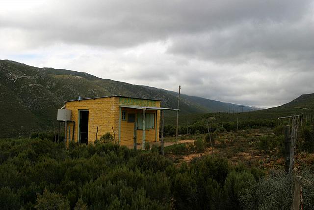 Building in the middle of nowhere (R62)