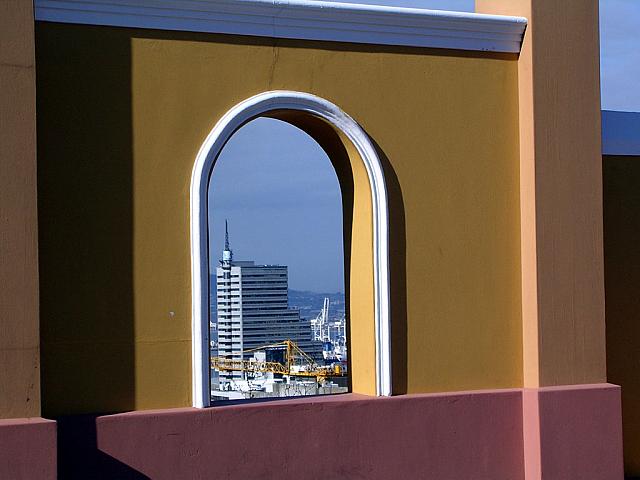 Contrastful picture in Cape Town